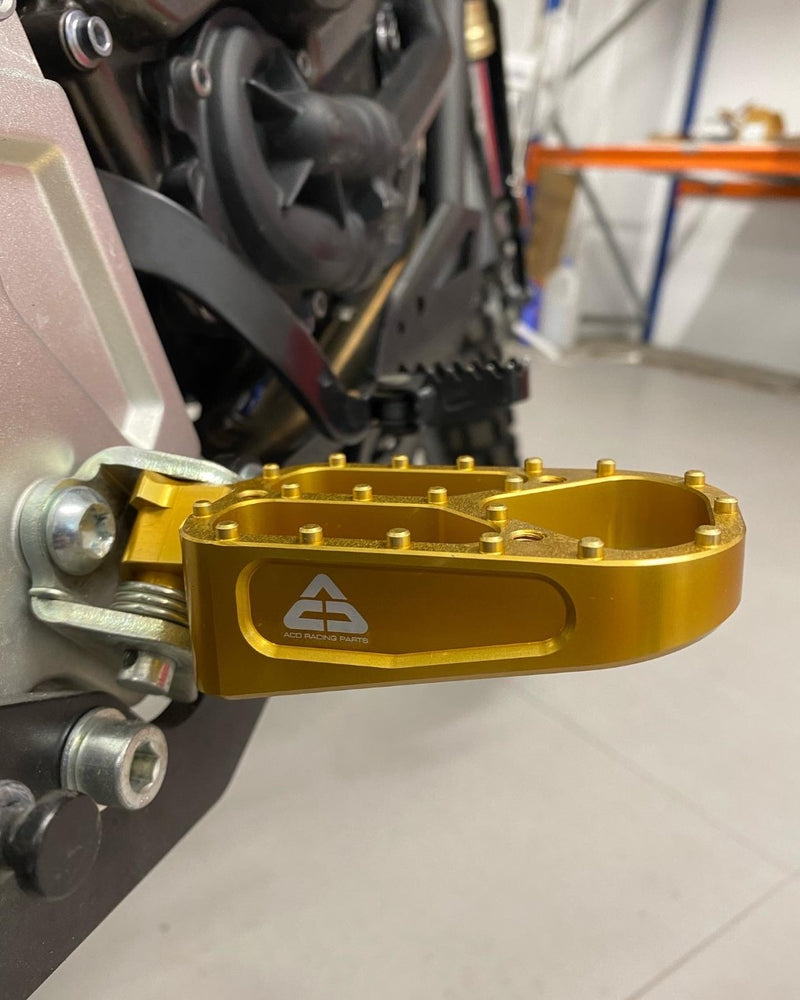 Load image into Gallery viewer, High-Performance Aluminum Foot Pegs Set for Yamaha Tenere - Left Side View
